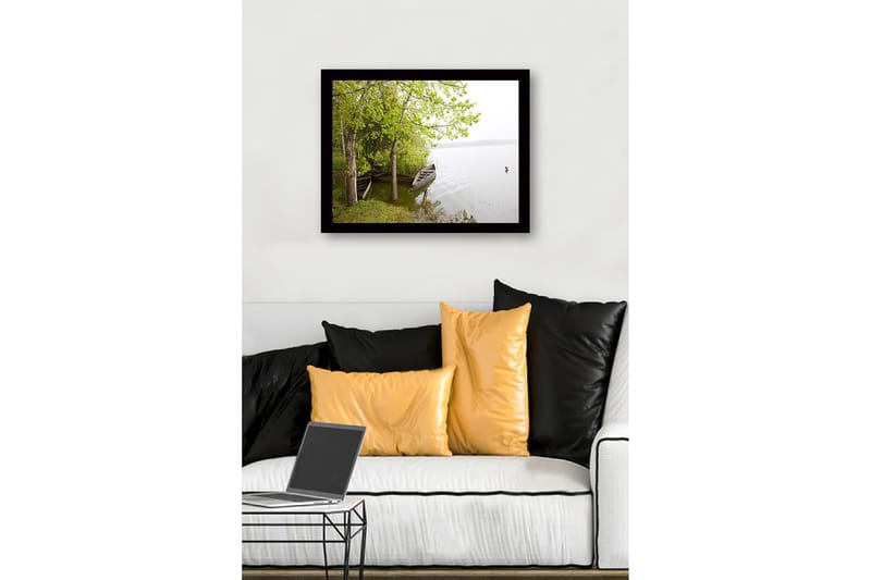 Inramad Canvastavla i trä - 41x56 cm - Stillhet vid sjön med båtar och grönskande träd - Grön / Brun / Grå - Inredning - Tavlor & konst