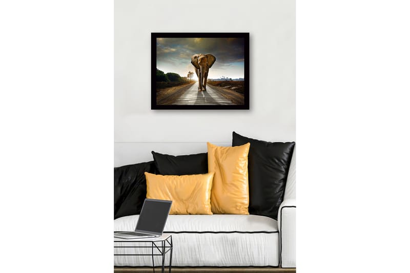 Inramad Canvastavla i trä - 41x56 cm - Storslagen elefant som går längs en väg i en dramatisk landskapsmiljö - Grå / Brun / Grön - Inredning - Tavlor & konst