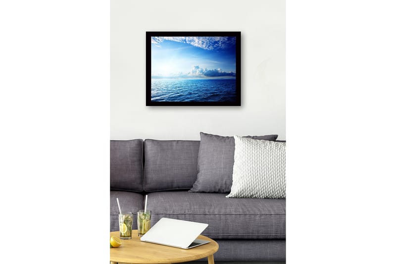 Inramad Canvastavla i trä - 41x56 cm - Storslagen havsutsikt med ljusa moln och strålar av sol - Blå / Ljusblå / Vit - Inredning - Tavlor & konst
