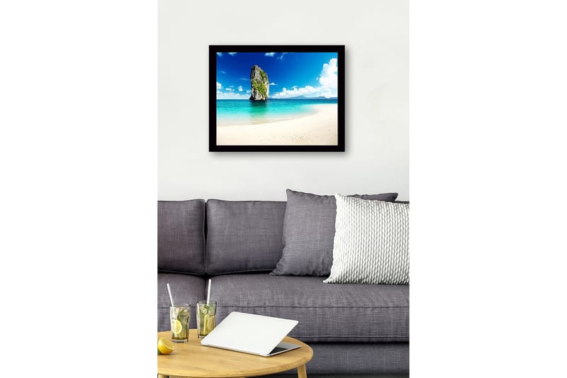 Inramad Canvastavla i trä - 41x56 cm - Storslagen klippa som reser sig ur det turkosa havet - Turkos / Blå / Grön - Inredning - Tavlor & konst