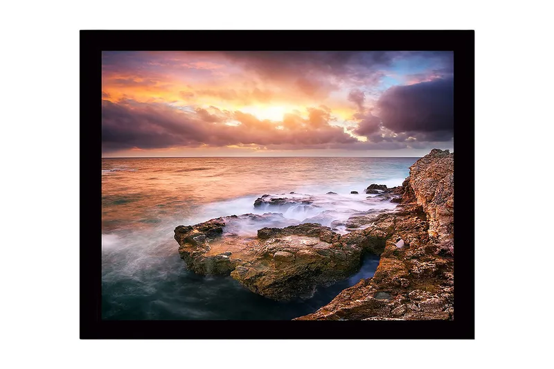 Inramad Canvastavla i trä - 41x56 cm - Storslagen solnedgång över havet med klippformationer i förgrunden, Orange / Blå / Grå