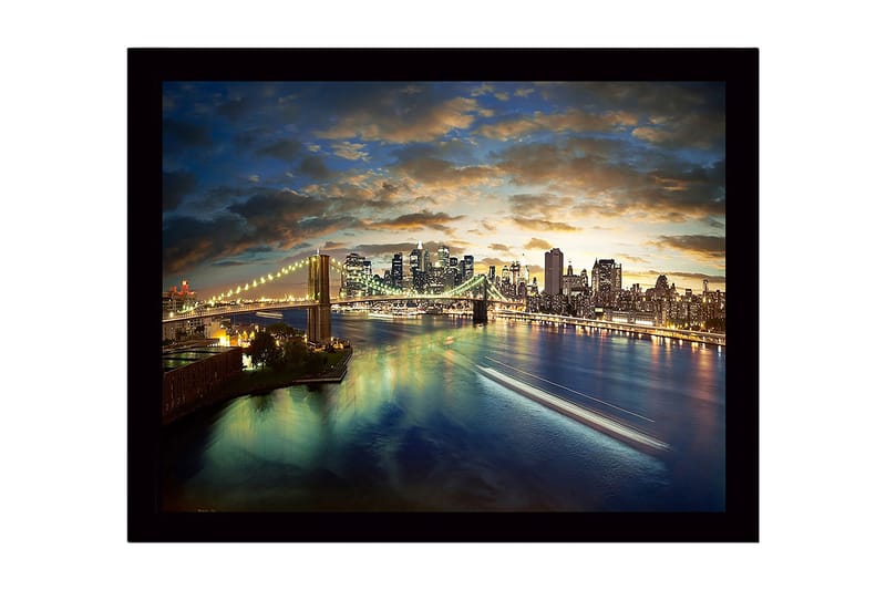 Inramad Canvastavla i trä - 41x56 cm - Storslagen vy över en stad vid skymning med en bro som sträcker sig över vattnet - Blå / Guld / Grön - Inredning - Tavlor & konst