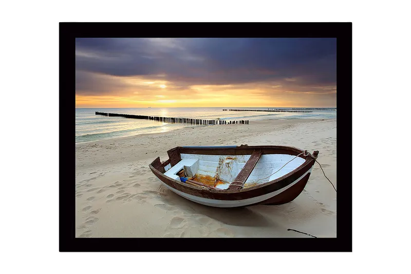 Inramad Canvastavla i trä - 41x56 cm - Strand med en gammal båt i solnedgångens ljus, Blå / Orange / Vit