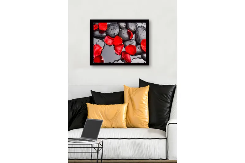 Inramad Canvastavla i trä - 41x56 cm - Svart stenar med röda rosenblad och vattendroppar - Röd / Svart - Inredning - Tavlor & konst