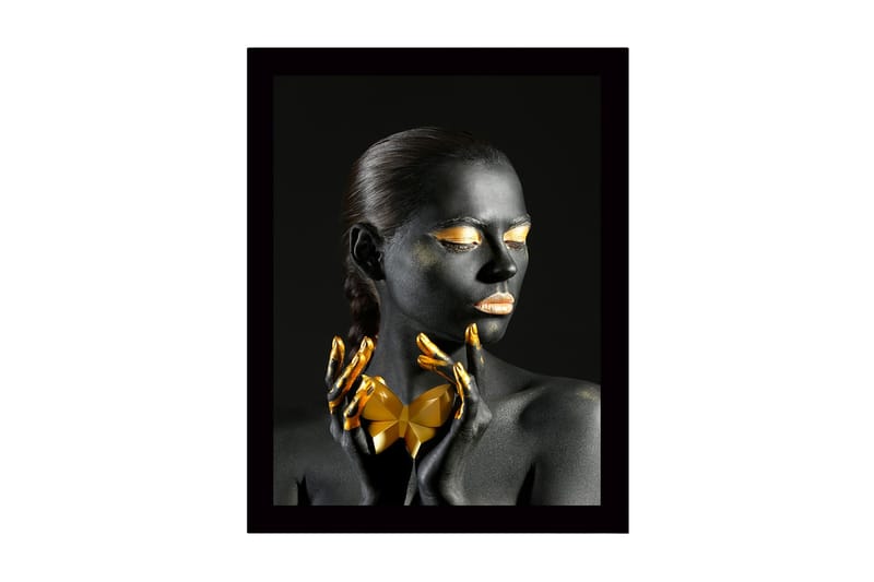 Inramad Canvastavla i trä - 41x56 cm - Svartklädd kvinna med guldiga detaljer och geometrisk form i händerna - Svart / Guld - Inredning - Tavlor & konst