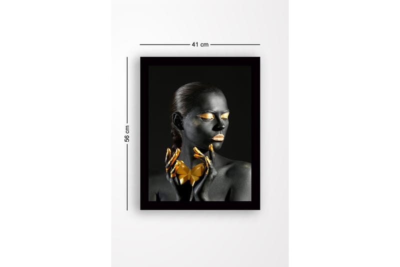 Inramad Canvastavla i trä - 41x56 cm - Svartklädd kvinna med guldiga detaljer och geometrisk form i händerna - Svart / Guld - Inredning - Tavlor & konst