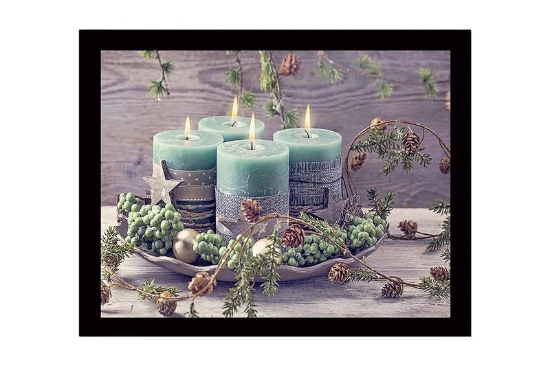 Inramad Canvastavla i trä - 41x56 cm - Tända ljus i en vinterdekoration med granris och kottar, Grön / Ljusblå / Beige