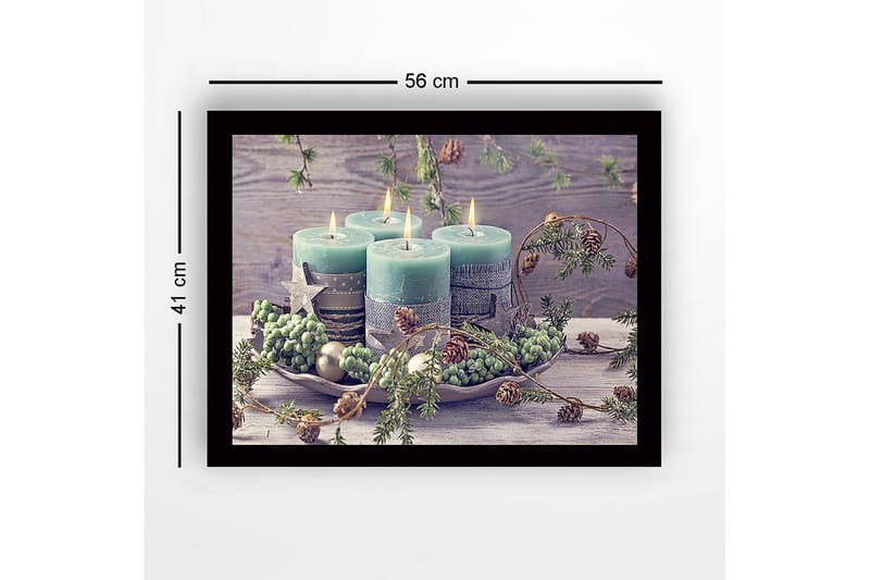 Inramad Canvastavla i trä - 41x56 cm - Tända ljus i en vinterdekoration med granris och kottar - Grön / Ljusblå / Beige - Inredning - Tavlor & konst