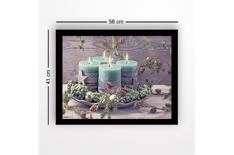 Inramad Canvastavla i trä - 41x56 cm - Tända ljus i en vinterdekoration med granris och kottar - Grön / Ljusblå / Beige - Inredning - Tavlor & konst