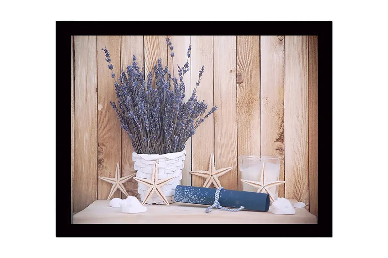 Inramad Canvastavla i trä - 41x56 cm - Torkad lavendel i en vit korg med sjöstjärnor och en rulle papper - Lila / Vit / Blå - Inredning - Tavlor & konst