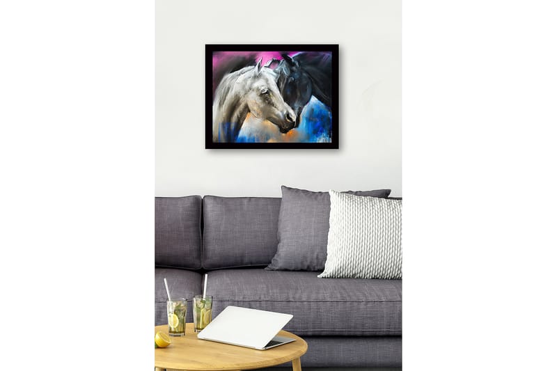 Inramad Canvastavla i trä - 41x56 cm - Två hästar i kontrasterande färger, en vit och en svart, som möts i en dynamisk komposition - Vit / Svart / Blå - Inredning - Tavlor & konst