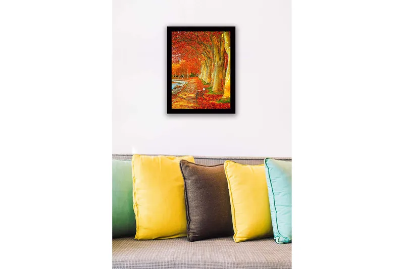 Inramad Canvastavla i trä - 41x56 cm - Vacker allé med höstfärgade träd och en bänk längs en promenadväg - Orange / Guld / Grön - Inredning - Tavlor & konst