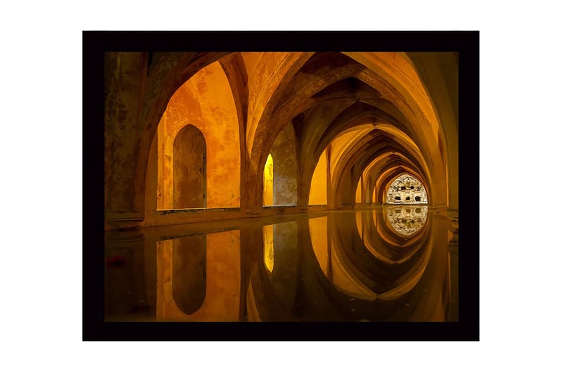 Inramad Canvastavla i trä - 41x56 cm - Vacker arkitektur med reflektioner i en stilla vattenyta, Guld / Orange / Brun