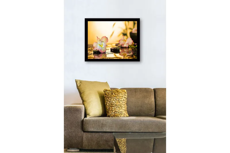 Inramad Canvastavla i trä - 41x56 cm - Vacker blomma med droppar av vatten på stenar - Rosa / Grön / Gul - Inredning - Tavlor & konst