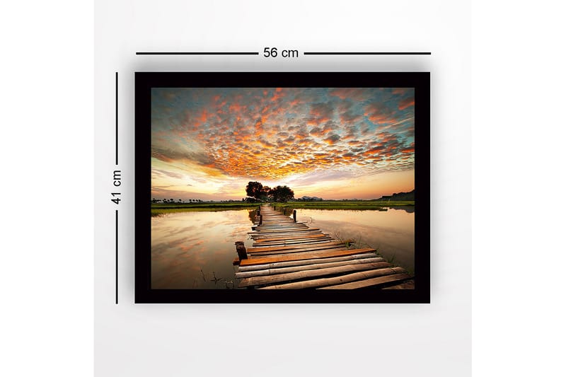 Inramad Canvastavla i trä - 41x56 cm - Vacker brygga som sträcker sig över stilla vatten vid solnedgång - Orange / Blå / Grön - Inredning - Tavlor & konst