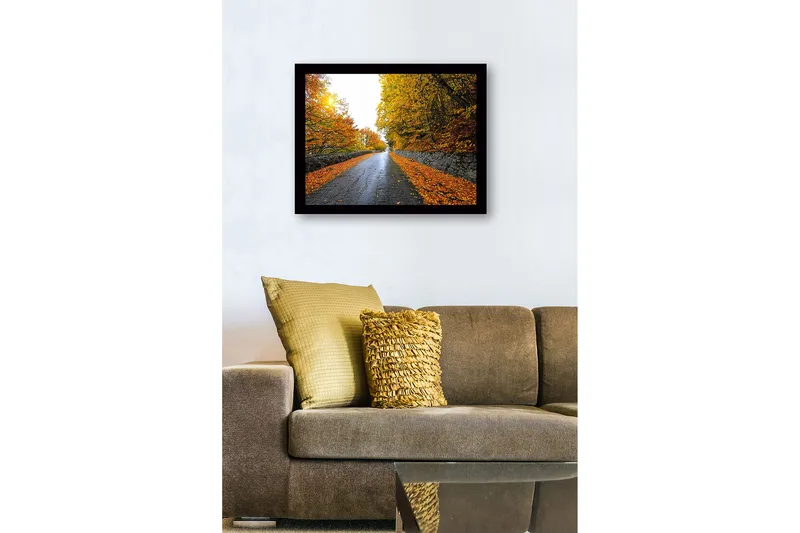 Inramad Canvastavla i trä - 41x56 cm - Vacker höstlandskap med en väg omgiven av gyllene träd - Guld / Orange / Grå - Inredning - Tavlor & konst