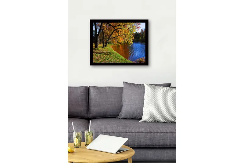 Inramad Canvastavla i trä - 41x56 cm - Vacker höstlandskap med färgglada träd och spegelblanka vattenytor - Guld / Grön / Blå - Inredning - Tavlor & konst