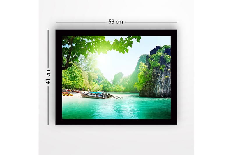 Inramad Canvastavla i trä - 41x56 cm - Vacker kustlandskap med båtar vid en grönskande strand - Grön / Turkos / Blå - Inredning - Tavlor & konst