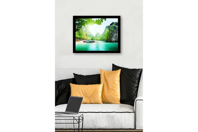 Inramad Canvastavla i trä - 41x56 cm - Vacker kustlandskap med båtar vid en grönskande strand - Grön / Turkos / Blå - Inredning - Tavlor & konst