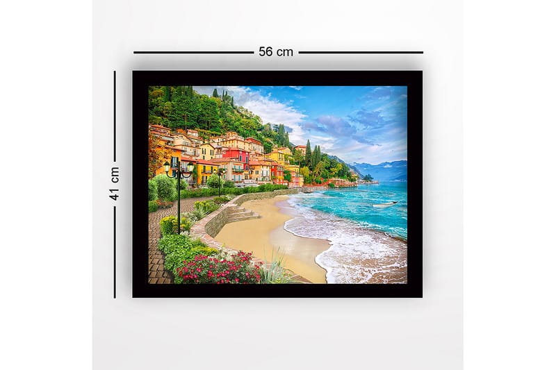 Inramad Canvastavla i trä - 41x56 cm - Vacker kustlinje med färgglada hus och grönskande omgivningar - Blå / Grön / Gul - Inredning - Tavlor & konst