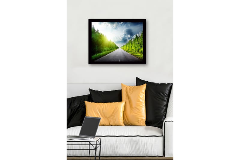 Inramad Canvastavla i trä - 41x56 cm - Vacker landsväg omgiven av grönskande träd och en ljus himmel - Grön / Blå / Gul - Inredning - Tavlor & konst