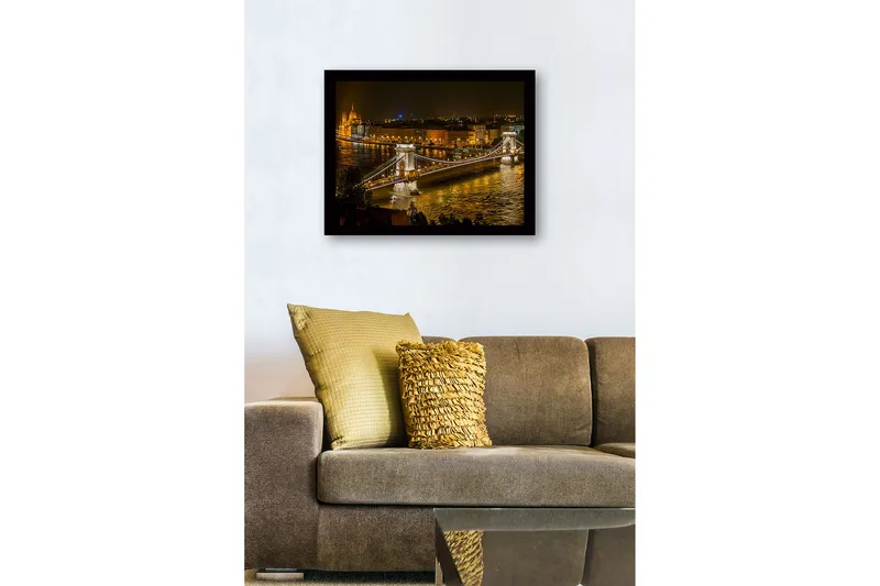 Inramad Canvastavla i trä - 41x56 cm - Vacker nattvy av kedjebron i Budapest med glittrande stadsljus - Guld / Mörkblå / Grå - Inredning - Tavlor & konst