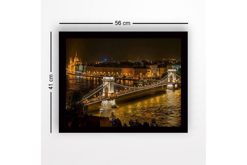 Inramad Canvastavla i trä - 41x56 cm - Vacker nattvy av kedjebron i Budapest med glittrande stadsljus - Guld / Mörkblå / Grå - Inredning - Tavlor & konst