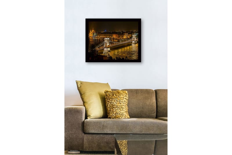 Inramad Canvastavla i trä - 41x56 cm - Vacker nattvy av kedjebron i Budapest med glittrande stadsljus - Guld / Mörkblå / Grå - Inredning - Tavlor & konst