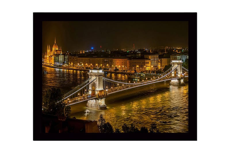 Inramad Canvastavla i trä - 41x56 cm - Vacker nattvy av kedjebron i Budapest med glittrande stadsljus, Guld / Mörkblå / Grå
