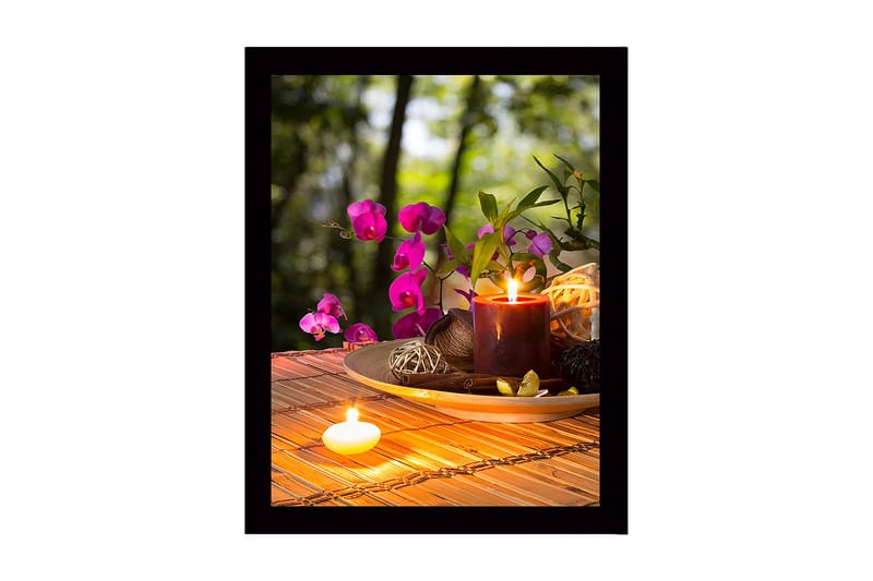 Inramad Canvastavla i trä - 41x56 cm - Vacker samling av blommor och ljus på en träskiva - Lila / Mörkröd / Beige - Inredning - Tavlor & konst