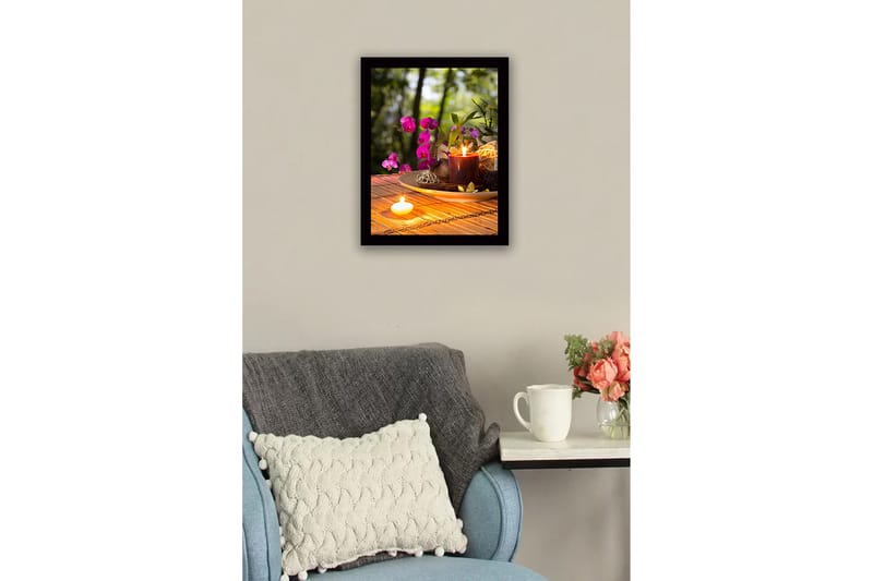 Inramad Canvastavla i trä - 41x56 cm - Vacker samling av blommor och ljus på en träskiva - Lila / Mörkröd / Beige - Inredning - Tavlor & konst