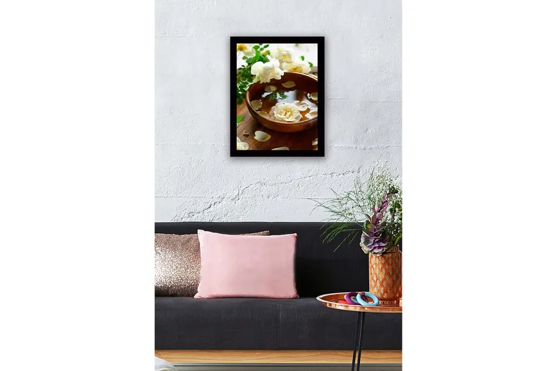 Inramad Canvastavla i trä - 41x56 cm - Vacker skål med flytande blommor och kronblad - Vit / Grön / Brun - Inredning - Tavlor & konst