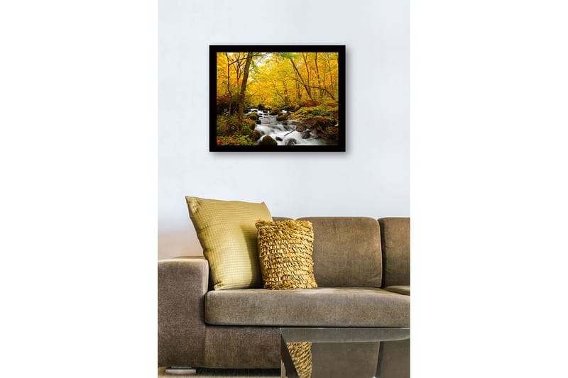 Inramad Canvastavla i trä - 41x56 cm - Vacker skog med en porlande bäck omgiven av gyllene höstlöv - Gult / Grönt / Brunt - Inredning - Tavlor & konst