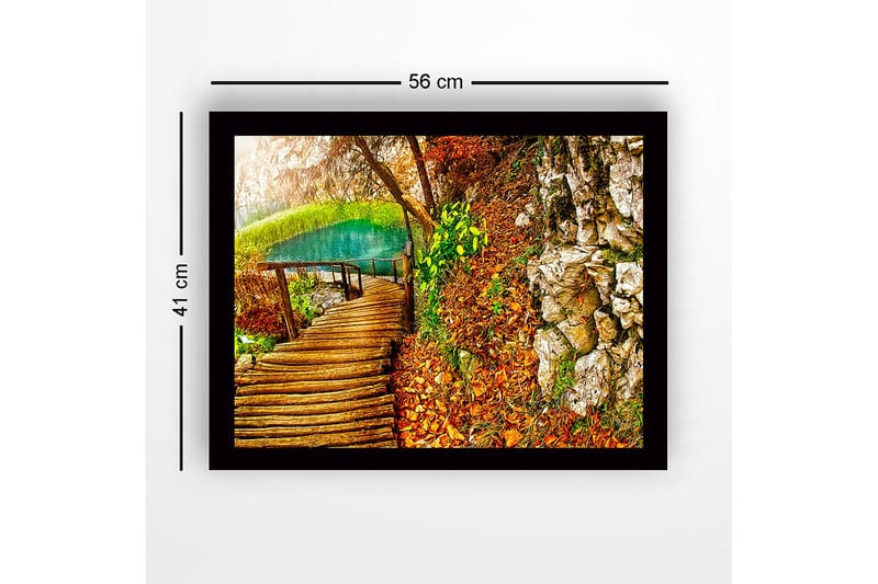 Inramad Canvastavla i trä - 41x56 cm - Vacker skogsstig vid en klar sjö omgiven av höstfärger - Grön / Orange / Brun - Inredning - Tavlor & konst