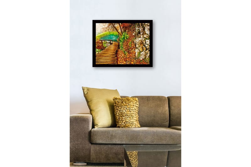 Inramad Canvastavla i trä - 41x56 cm - Vacker skogsstig vid en klar sjö omgiven av höstfärger - Grön / Orange / Brun - Inredning - Tavlor & konst