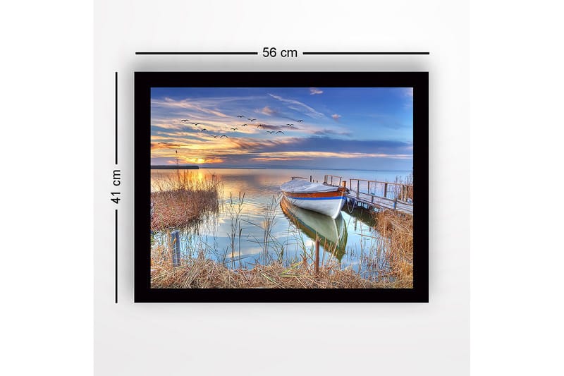 Inramad Canvastavla i trä - 41x56 cm - Vacker solnedgång över en stilla sjö med en båt vid bryggan - Blå / Orange / Grön - Inredning - Tavlor & konst