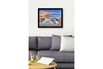 Inramad Canvastavla i trä - 41x56 cm - Vacker solnedgång över en stilla sjö med en båt vid bryggan - Blå / Orange / Grön - Inredning - Tavlor & konst