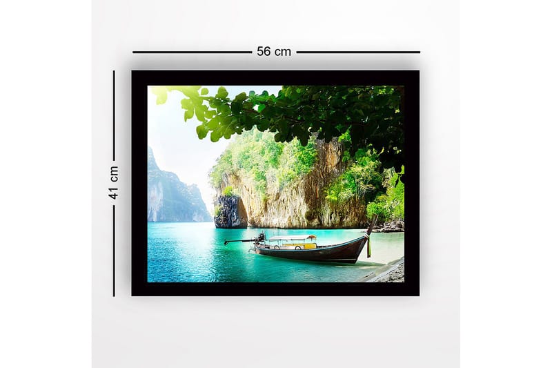 Inramad Canvastavla i trä - 41x56 cm - Vacker strand med en båt vid en grönskande klippkust - Turkos / Grön / Brun - Inredning - Tavlor & konst