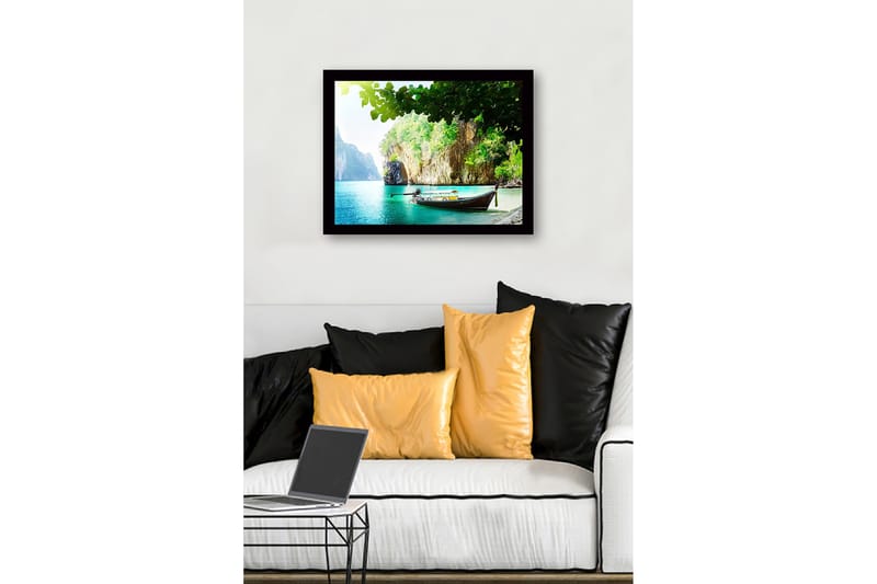 Inramad Canvastavla i trä - 41x56 cm - Vacker strand med en båt vid en grönskande klippkust - Turkos / Grön / Brun - Inredning - Tavlor & konst