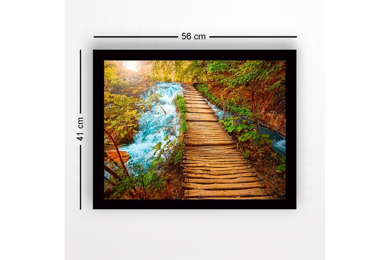 Inramad Canvastavla i trä - 41x56 cm - Vacker träbro som leder över en porlande bäck omgiven av grönskande natur - Grön / Blå / Brun - Inredning - Tavlor & konst