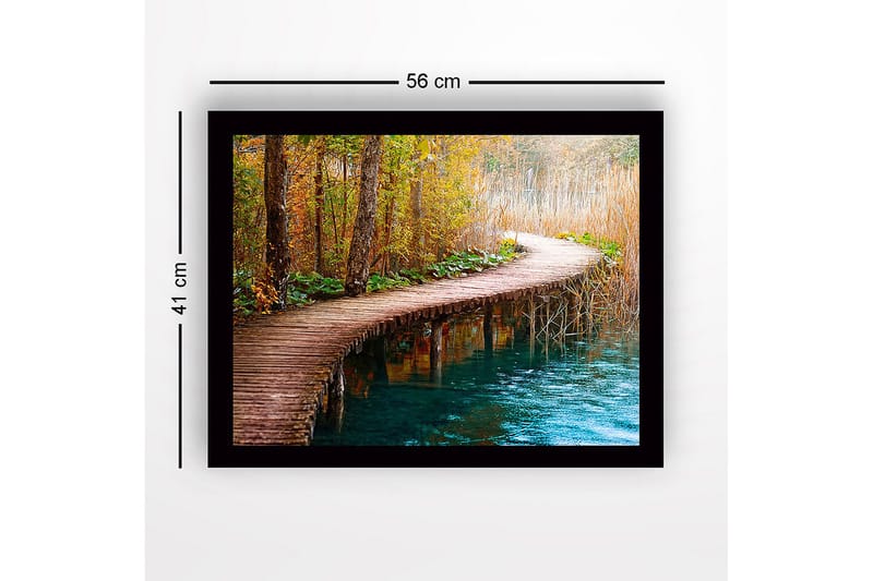 Inramad Canvastavla i trä - 41x56 cm - Vacker träbro som slingrar sig genom en höstlig skog - Grön / Orange / Blå - Inredning - Tavlor & konst