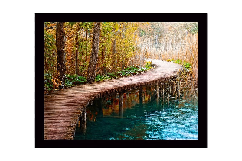 Inramad Canvastavla i trä - 41x56 cm - Vacker träbro som slingrar sig genom en höstlig skog, Grön / Orange / Blå