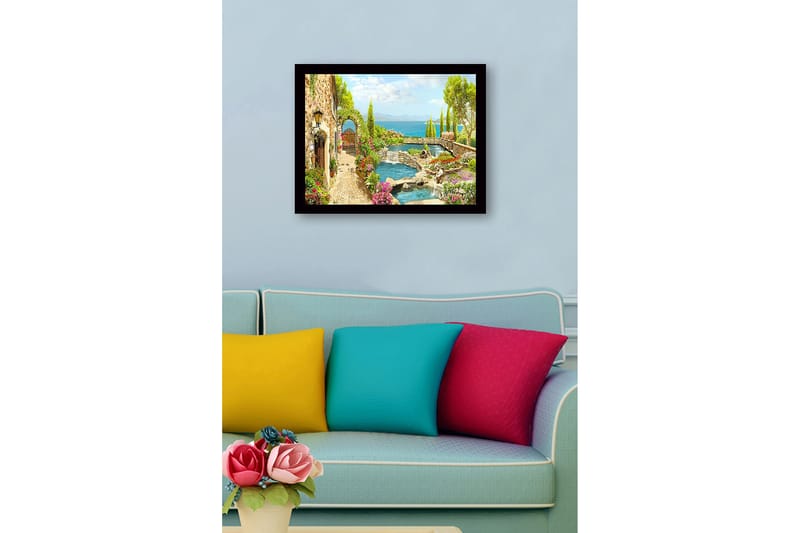 Inramad Canvastavla i trä - 41x56 cm - Vacker trädgård med blomsterarrangemang och en stilla vattenyta - Grön / Rosa / Blå - Inredning - Tavlor & konst