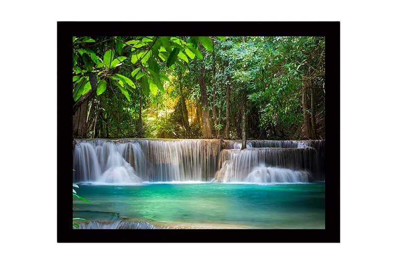 Inramad Canvastavla i trä - 41x56 cm - Vacker vattenfall i en grönskande skogsmiljö, Grön / Turkos / Brun