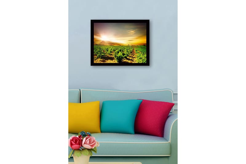 Inramad Canvastavla i trä - 41x56 cm - Vacker vinodling under en soluppgång - Grön / Gul / Orange - Inredning - Tavlor & konst