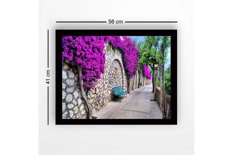 Inramad Canvastavla i trä - 41x56 cm - Vacker promenad med bougainvillea som pryder en stenmur - Lila / Grön / Beige - Inredning - Tavlor & konst