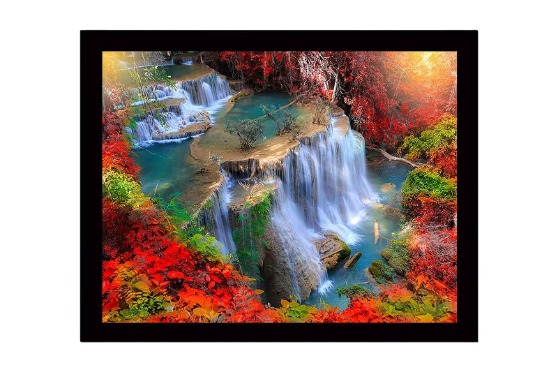 Inramad Canvastavla i trä - 41x56 cm - Vattenfall omgivna av färgglada höstlöv - Röd / Grön / Blå - Inredning - Tavlor & konst