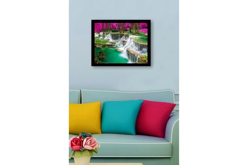 Inramad Canvastavla i trä - 41x56 cm - Vattenfall omgivna av frodig grönska och rosa träd - Turkos / Grön / Rosa - Inredning - Tavlor & konst