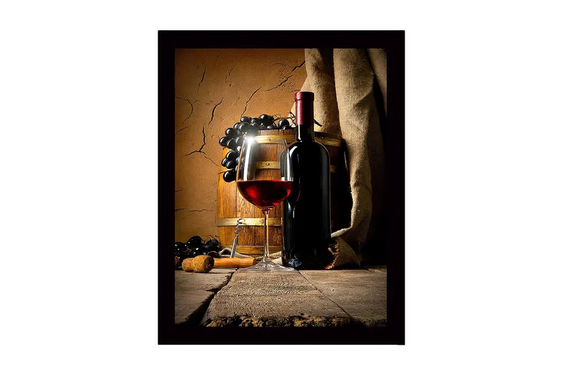 Inramad Canvastavla i trä - 41x56 cm - Vinflaska och glas med rödvin omgiven av druvor och ekfat - Röd / Svart / Brun - Inredning - Tavlor & konst