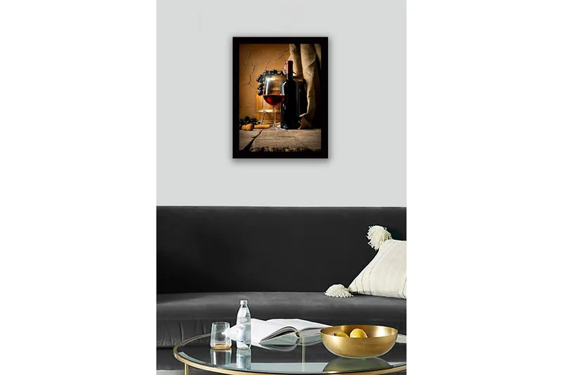 Inramad Canvastavla i trä - 41x56 cm - Vinflaska och glas med rödvin omgiven av druvor och ekfat - Röd / Svart / Brun - Inredning - Tavlor & konst